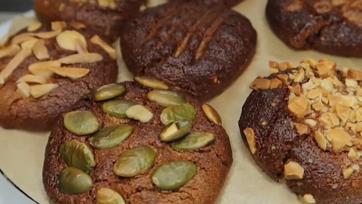 Cách làm bánh biscuit chocolate với syrup