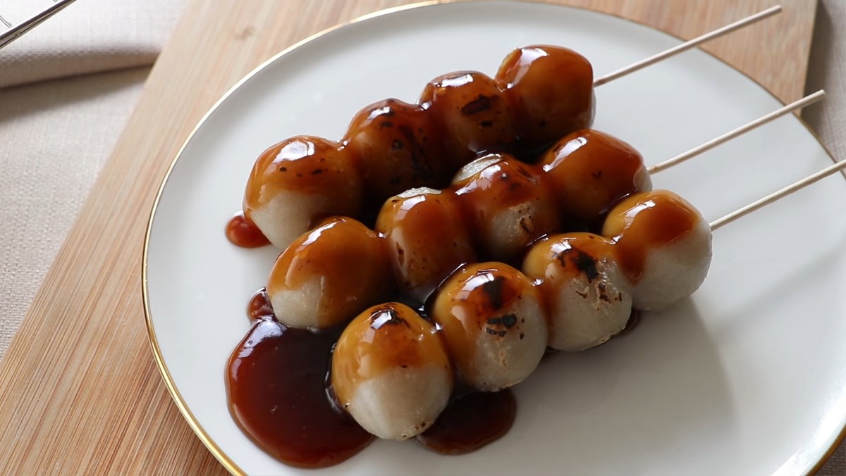 Cách làm bánh Mitarashi Dango nướng của Nhật