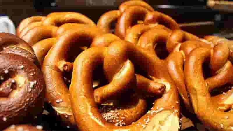 Cách làm bánh Pretzel socola nâu bóng