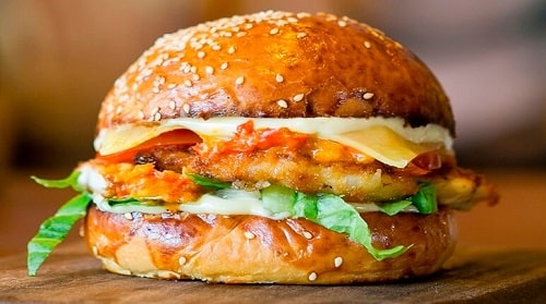 Cách làm Hamburger kẹp gà rán ngon tuyệt