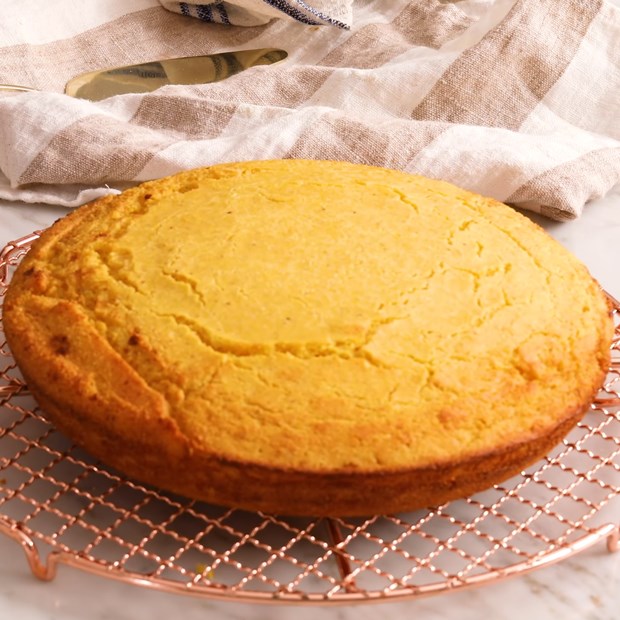 Cách làm bánh Cornbread xạ hương phô mai mặn đậm đà