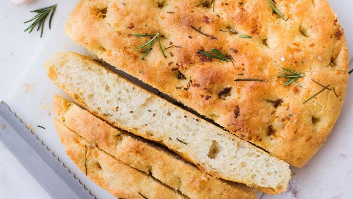 Cách làm bánh Focaccia nho hương thảo thơm lừng