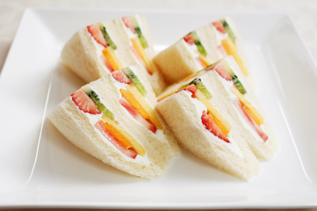 Cách làm bánh kem Sandwich kẹp mứt quả mâm xôi dẻo dai!