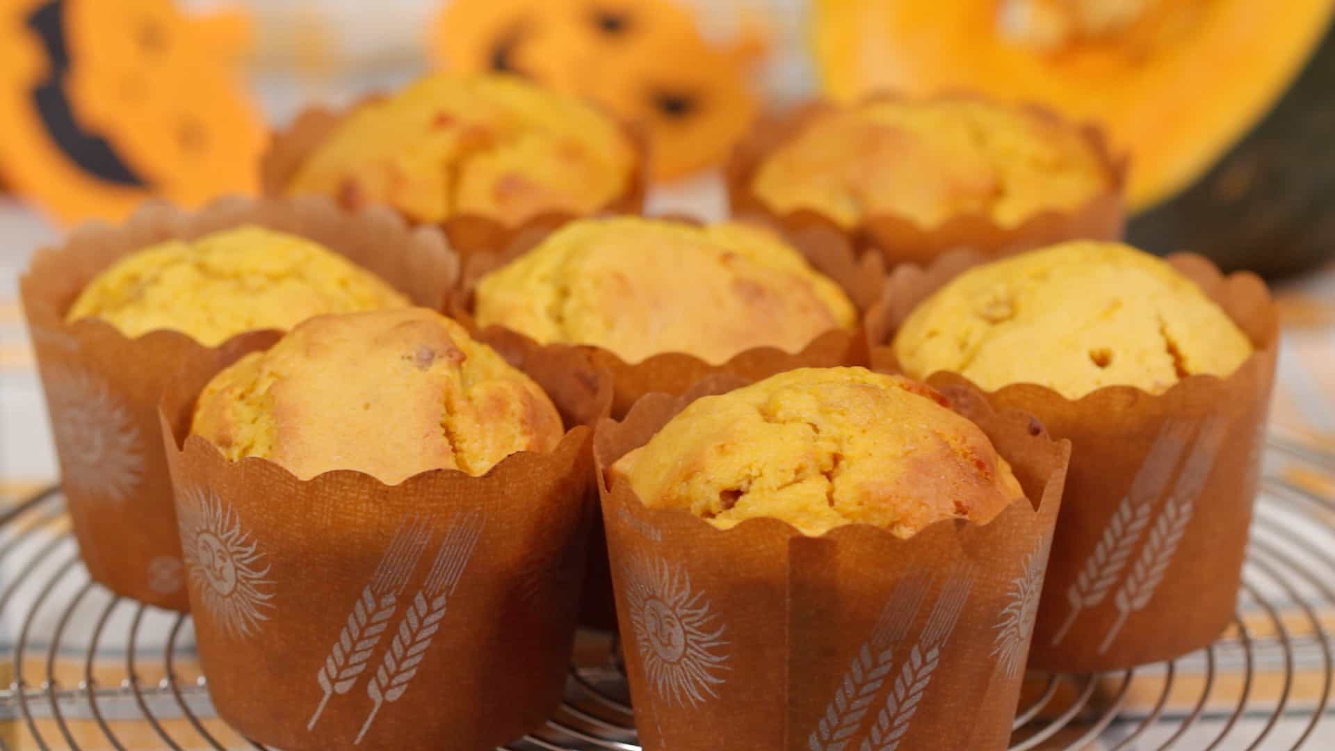 Cách làm bánh muffin bí ngòi trộn hạt óc chó béo ngậy !