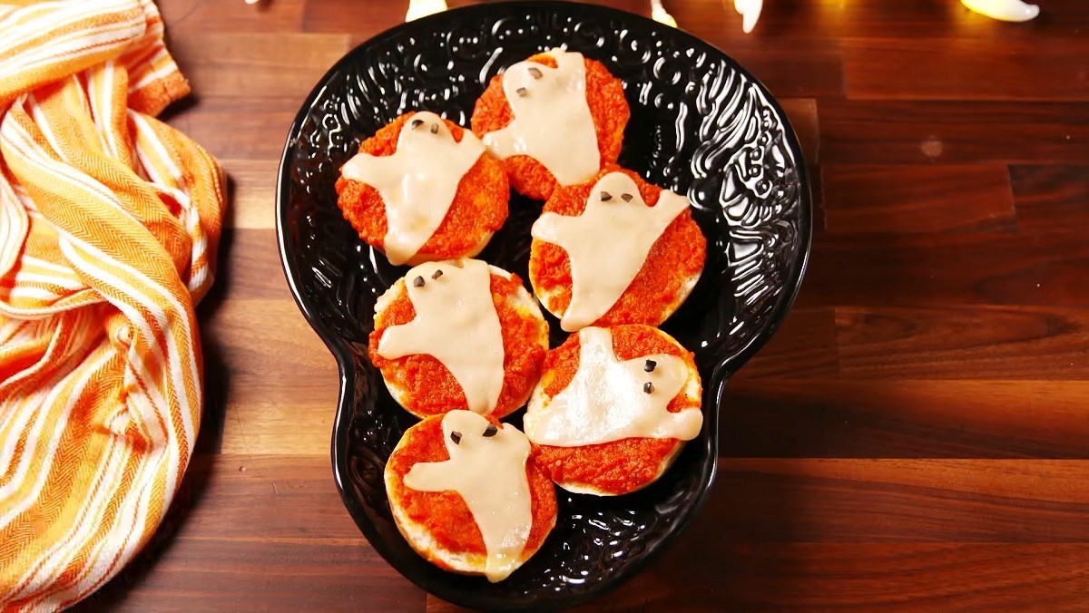 Cách làm bánh pizza hình ma cho lễ Halloween