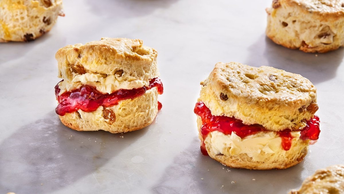 Cách làm bánh scones dâu kem tươi đúng kiểu nước Anh