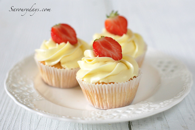 Cách làm cupcake kem phủ dừa thơm phức!