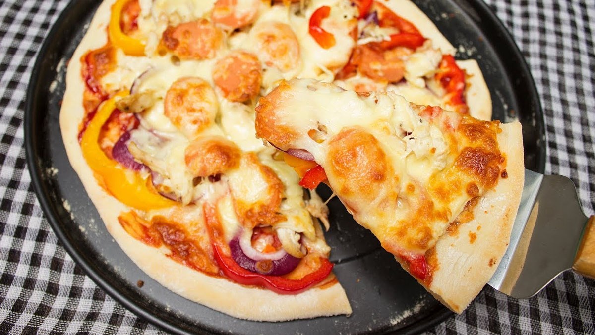 Học làm pizza gà với nước sốt đậm vị châu Á