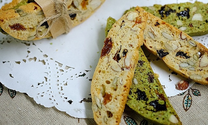 Làm bánh biscotti hạnh nhân nho khô giòn thơm, hấp dẫn