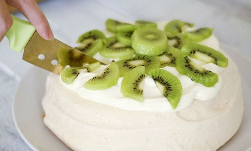 Làm bánh Pavlova phủ kiwi chanh dây chua ngọt hấp dẫn