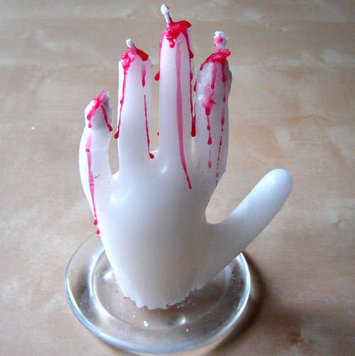 L&#224;m tượng s&#225;p nến h&#236;nh b&#224;n tay kinh dị cho đ&#234;m Halloween