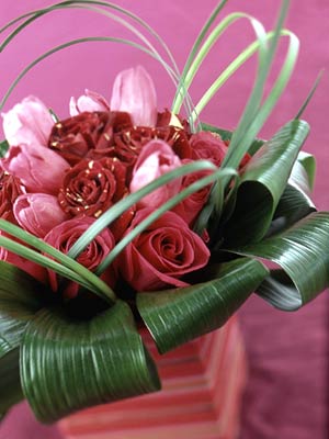C&#225;c c&#225;ch cắm hoa hồng Valentine cực đẹp cực đơn giản