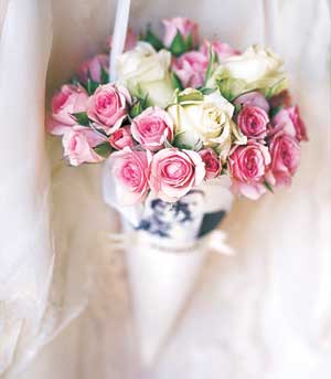 C&#225;c c&#225;ch cắm hoa hồng Valentine cực đẹp cực đơn giản