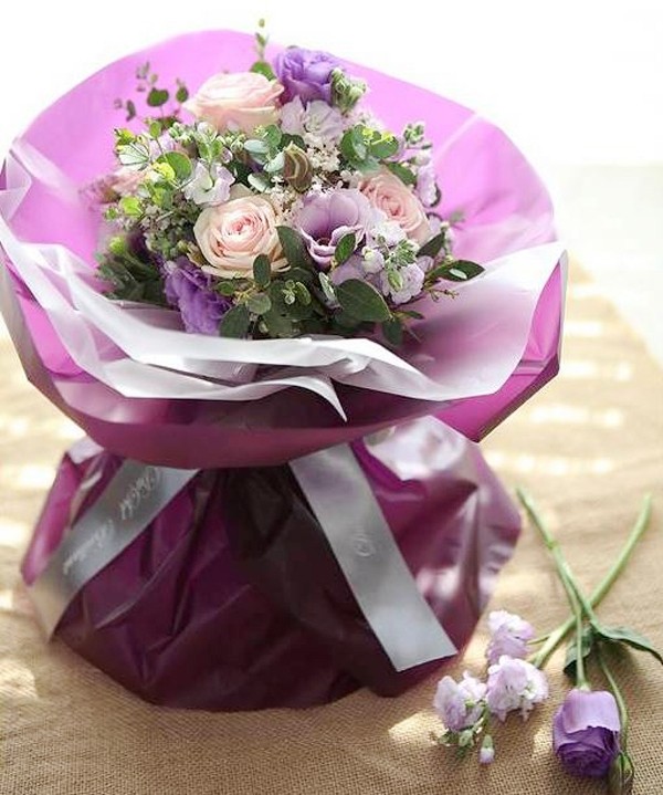 C&#225;ch b&#243; hoa đẹp từ hoa hồng v&#224; hoa c&#225;t tường