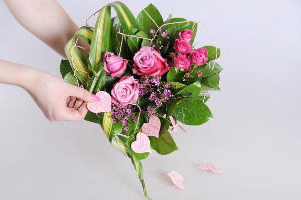 C&#225;ch b&#243; hoa hồng h&#236;nh tr&#225;i tim l&#227;ng mạn cho Valentine