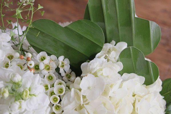 C&#225;ch cắm hoa cẩm t&#250; cầu đẹp tinh tế với l&#225; chuối