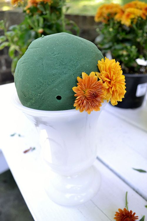Ai nấy đều trầm trồ với c&#225;ch cắm hoa c&#250;c để b&#224;n n&#224;y