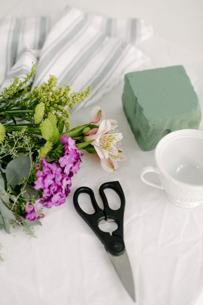 C&#225;ch cắm hoa đẹp trong t&#225;ch tr&#224; ai m&#224; chẳng l&#224;m được