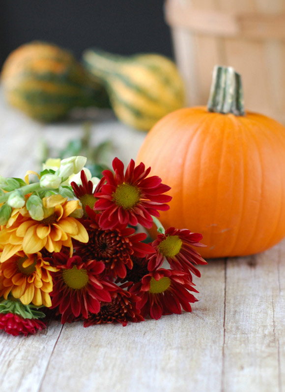 C&#225;ch cắm hoa độc đ&#225;o với quả b&#237; ng&#244; trang tr&#237; ng&#224;y Halloween