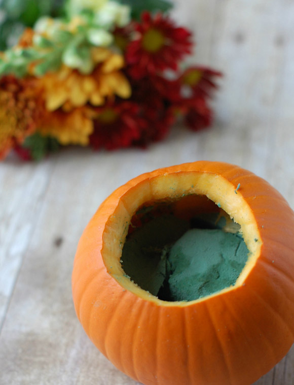 C&#225;ch cắm hoa độc đ&#225;o với quả b&#237; ng&#244; trang tr&#237; ng&#224;y Halloween