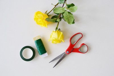 C&#225;ch cắm hoa hồng đẹp để b&#224;n tiệc &#39;vụng cũng l&#224;m xong&#39;
