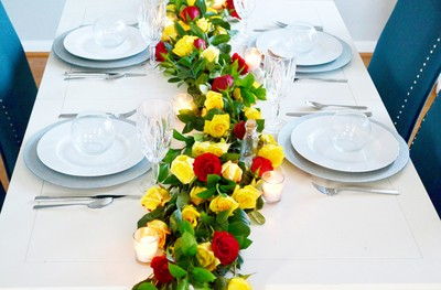 C&#225;ch cắm hoa hồng đẹp để b&#224;n tiệc &#39;vụng cũng l&#224;m xong&#39;