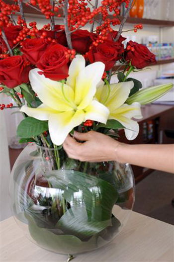 C&#225;ch cắm hoa ly ng&#224;y Tết cho ph&#242;ng kh&#225;ch th&#234;m đẹp