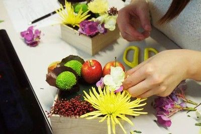C&#225;ch cắm hoa xen quả thật ấn tượng v&#224; bắt mắt cho 8/3