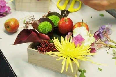 C&#225;ch cắm hoa xen quả thật ấn tượng v&#224; bắt mắt cho 8/3