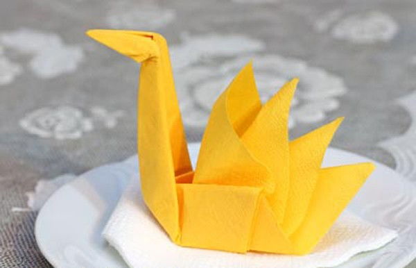 C&#225;ch gấp khăn ăn đẹp h&#236;nh thi&#234;n nga cho b&#224;n tiệc ng&#224;y Tết