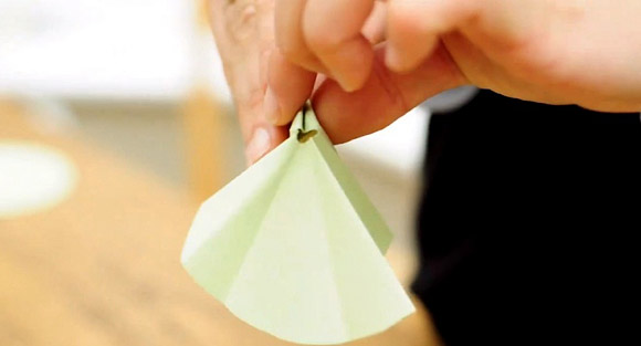 C&#225;ch l&#224;m c&#226;y th&#244;ng Noel bằng giấy dễ hơn ăn kẹo