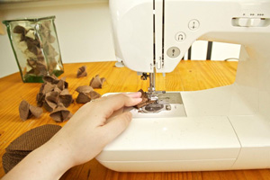 C&#225;ch l&#224;m chậu hoa bằng vải th&#244; h&#236;nh hoa cẩm t&#250; cầu