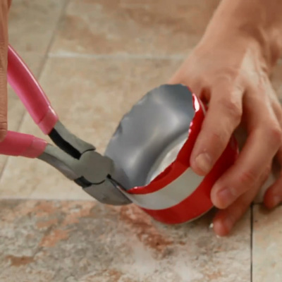 C&#225;ch l&#224;m cốc đựng nến từ vỏ lon v&#224; th&#236;a nhựa cực đẹp