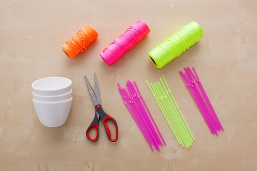 C&#225;ch l&#224;m giỏ hoa treo tường từ ống h&#250;t độc đ&#225;o