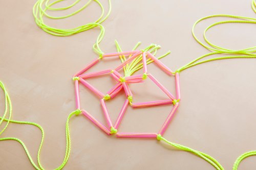 C&#225;ch l&#224;m giỏ hoa treo tường từ ống h&#250;t độc đ&#225;o