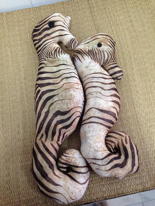 Gối &#244;m c&#225; ngựa - m&#243;n qu&#224; handmade cho b&#233; ngủ ngon