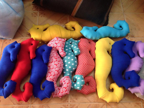 Gối &#244;m c&#225; ngựa - m&#243;n qu&#224; handmade cho b&#233; ngủ ngon