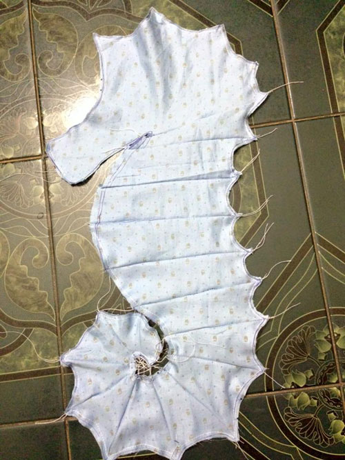 Gối &#244;m c&#225; ngựa - m&#243;n qu&#224; handmade cho b&#233; ngủ ngon