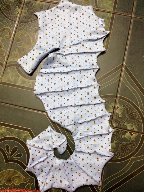 Gối &#244;m c&#225; ngựa - m&#243;n qu&#224; handmade cho b&#233; ngủ ngon