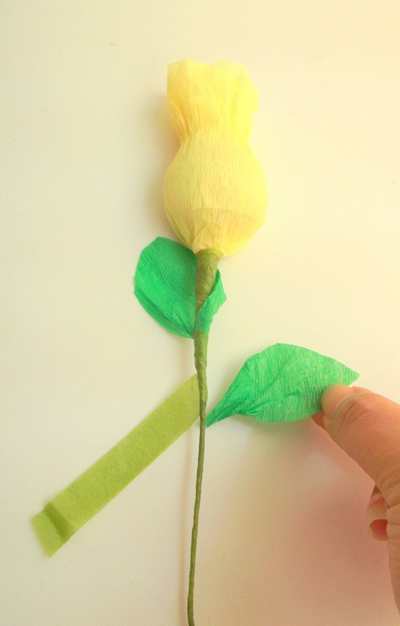 L&#224;m hoa hồng ngậm kẹo từ giấy nh&#250;n tặng &#39;một nửa kia&#39;