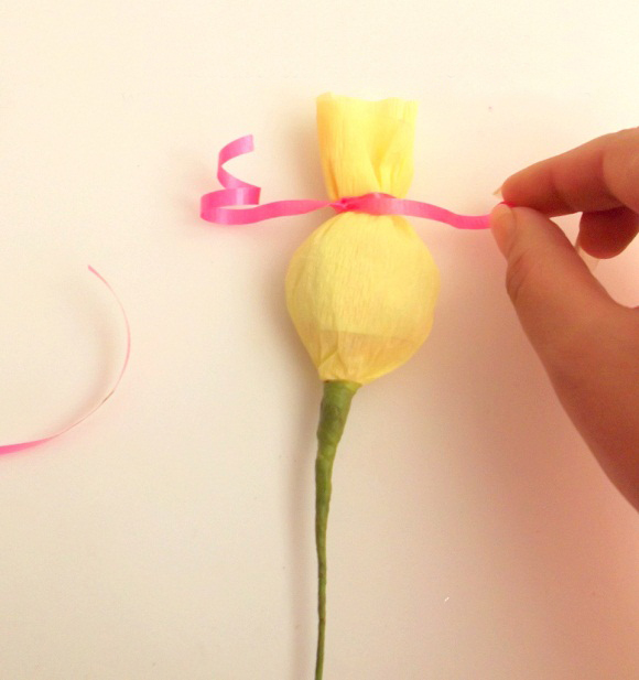 L&#224;m hoa hồng ngậm kẹo từ giấy nh&#250;n tặng &#39;một nửa kia&#39;
