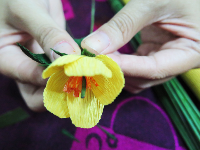 C&#225;ch l&#224;m hoa mai bằng giấy nh&#250;n đ&#243;n lộc v&#224;o nh&#224;