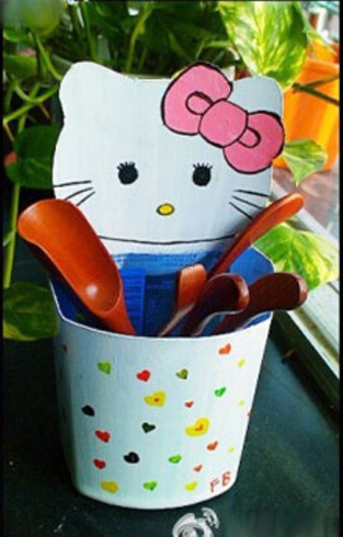 T&#225;i chế vỏ chai nhựa để học c&#225;ch l&#224;m hộp b&#250;t Hello Kitty đ&#225;ng y&#234;u
