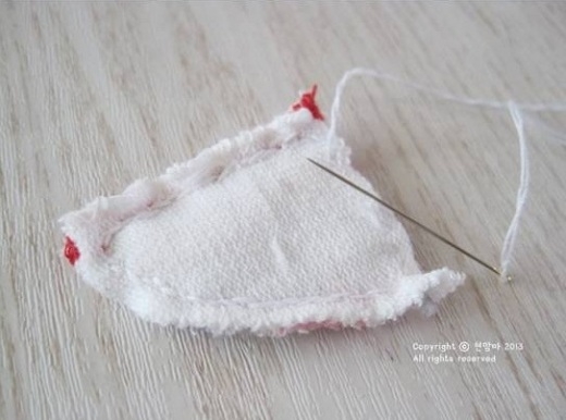 Cuối tuần mẹ chuẩn bị kim chỉ kh&#226;u ch&#250; c&#250;n b&#244;ng cho b&#233;