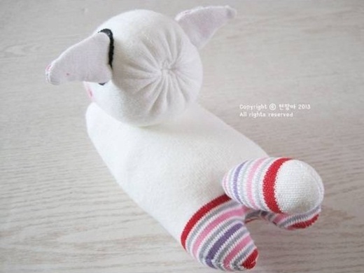 Cuối tuần mẹ chuẩn bị kim chỉ kh&#226;u ch&#250; c&#250;n b&#244;ng cho b&#233;