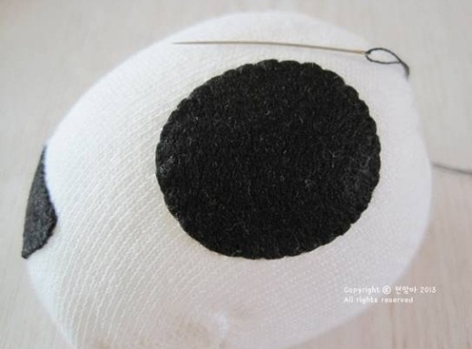 Cuối tuần mẹ chuẩn bị kim chỉ kh&#226;u ch&#250; c&#250;n b&#244;ng cho b&#233;