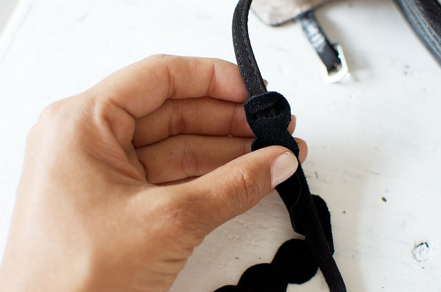 H&#244; biến gi&#224;y cao g&#243;t cũ th&#224;nh ankle strap cực thời thượng