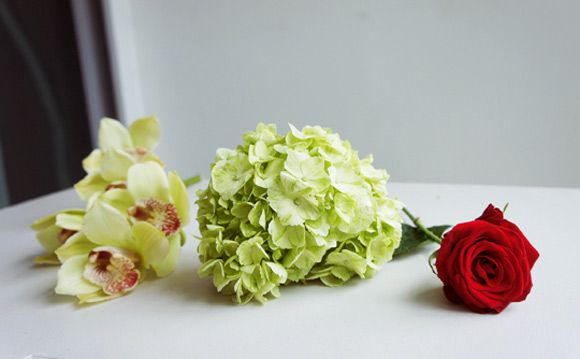 Cuối tuần học c&#225;ch cắm hoa đơn giản trang tr&#237; nh&#224;