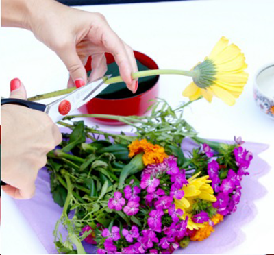 Cuối tuần lấy b&#225;t học c&#225;ch cắm hoa đơn giản nhất