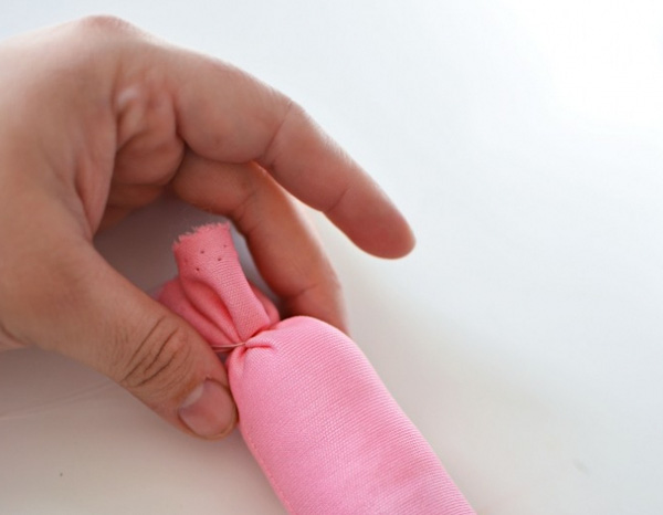 Độc đ&#225;o chưa từng thấy với c&#225;ch l&#224;m gối &#244;m n&#250;t thắt